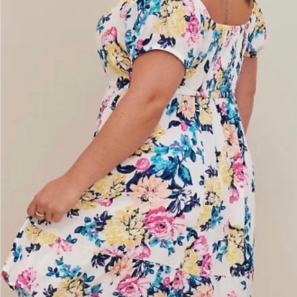 White Floral Mini Gauze Puff Sleeve
Skater Dress 4X - Picture 3 of 12